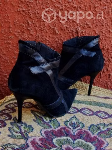 Zapatos botines negros gamuza taco aguja T37