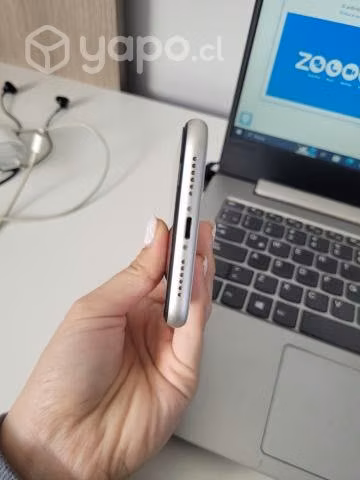 IPhone 11 Blanco + cargador original - Imagen 3