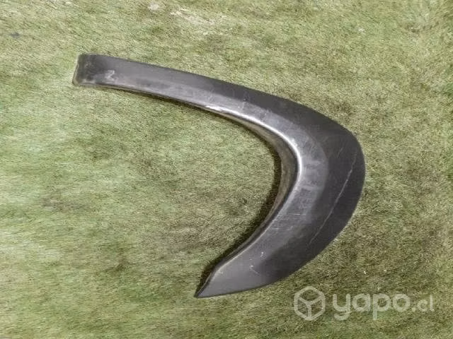 Moldura tapabarro derecho mahindra pck up 2014