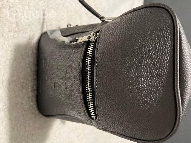 Bolso tipo cartero marca karl lagerferd - Imagen 2