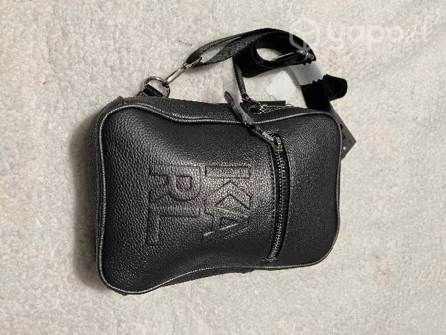 Bolso tipo cartero marca karl lagerferd