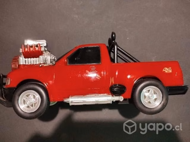 Muñeca q gatea y una camioneta