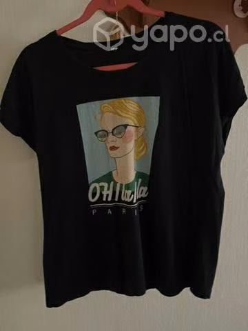 Polera negra estampado