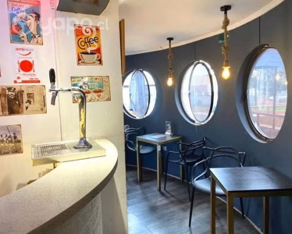 Lindo bar restaurant frente a Canal 13