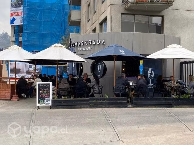 Lindo bar restaurant frente a Canal 13