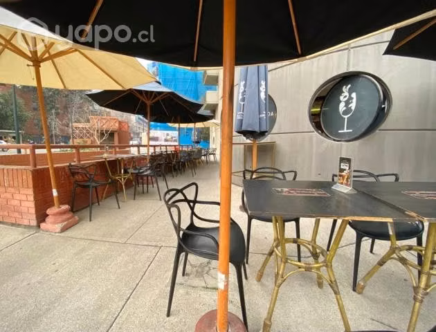 Lindo bar restaurant frente a Canal 13