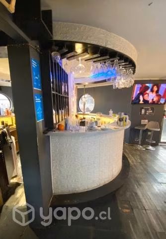 Lindo bar restaurant frente a Canal 13