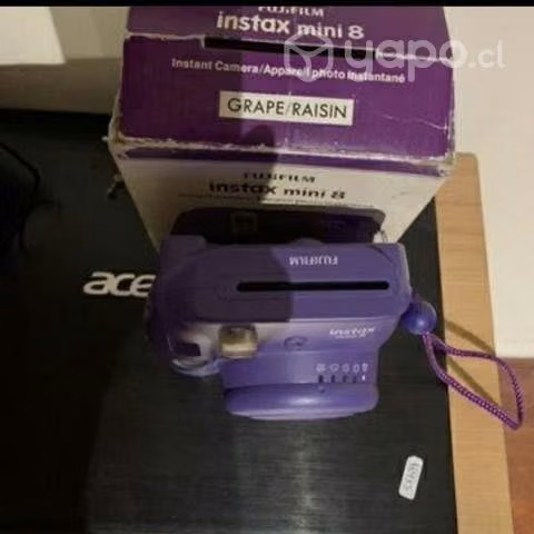 Cámara polaroid morada