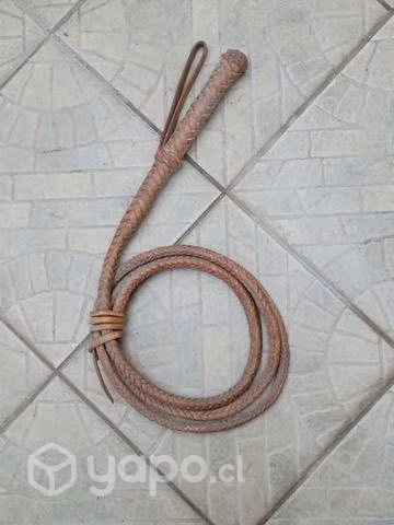 Latigo de cuero