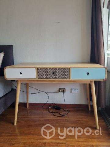 Escritorio de madera. Amplio y hermoso - Imagen 2