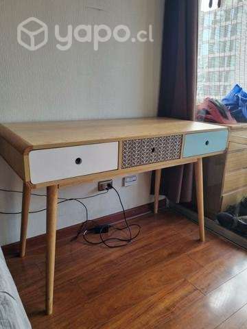 Escritorio de madera. Amplio y hermoso - Imagen 4