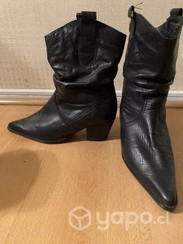 Bota negra en buen estado