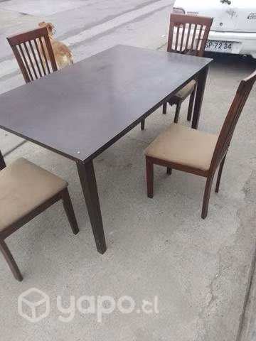 Comedor de madera de buenas condiciones con cuatro