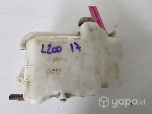 Deposito agua refriger motor Mitsubishi L200 2017
