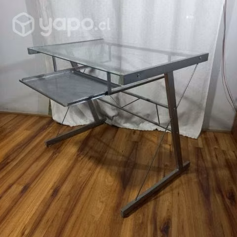Escritorio de metal y vidrio
