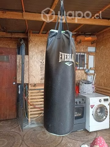 Saco de boxeo y guantes everlast