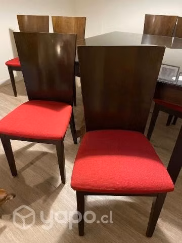 Hermoso comedor con cubierta de vidrio