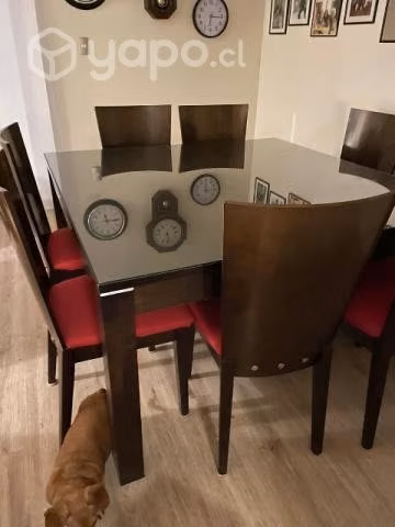 Hermoso comedor con cubierta de vidrio