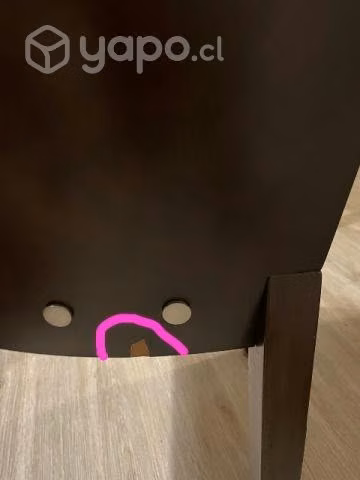 Hermoso comedor con cubierta de vidrio