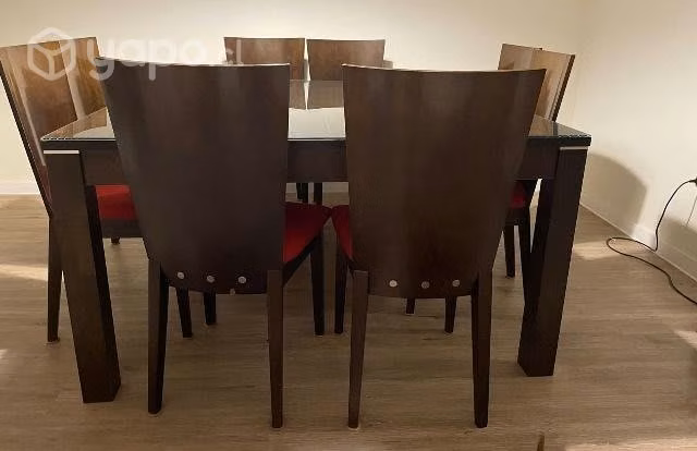 Hermoso comedor con cubierta de vidrio