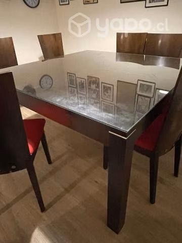 Hermoso comedor con cubierta de vidrio