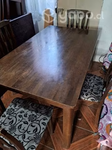 Comedor de madera oscura con cuatro sillas impecab