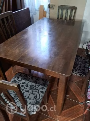 Comedor de madera oscura con cuatro sillas impecab