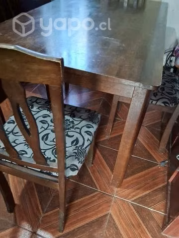 Comedor de madera oscura con cuatro sillas impecab