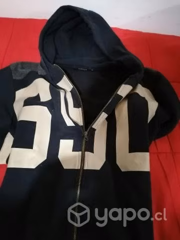 Sudadera negra con capucha
