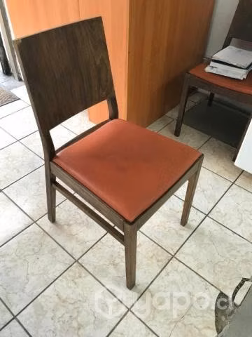 Sillas y mesas de madera