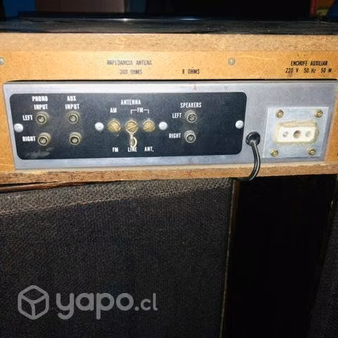 Equipo radio/cassette hecho en Chile por IRT
