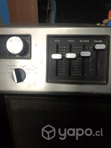 Equipo radio/cassette hecho en Chile por IRT