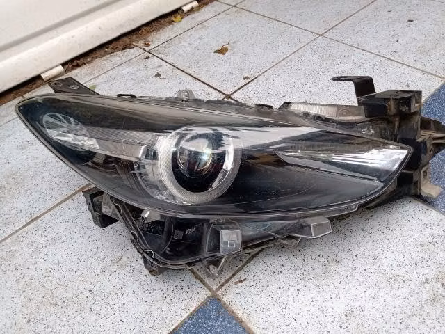 Mazda  optico derecho original led