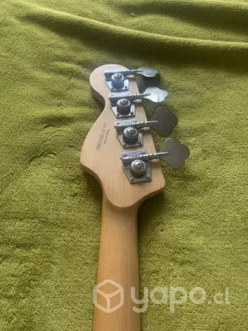 Bajo squier by fender BJ