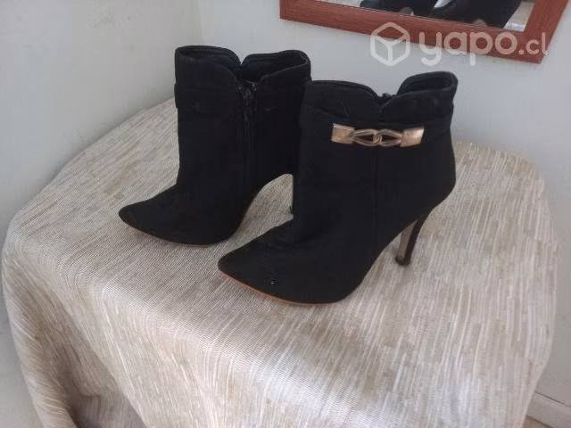 Botines, botas y zapatillas