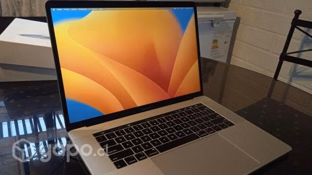 MacBook Pro 15", pantalla nueva, 3 meses de uso re
