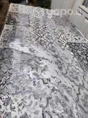Mesa de fierro con cubierta de resina