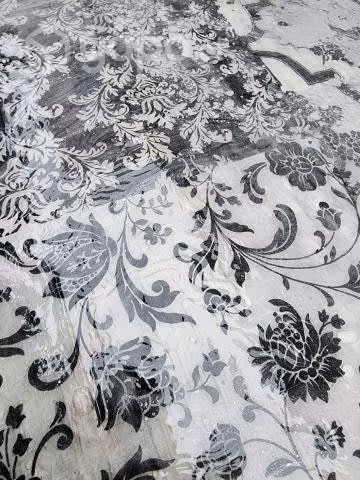 Mesa de fierro con cubierta de resina