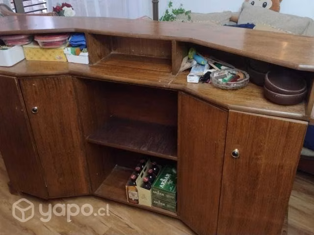 Bar de madera con barra