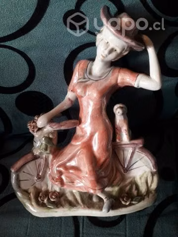 Bella dama de porcelana en bicicleta y su mascota
