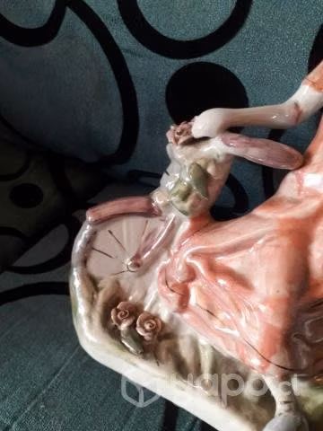 Bella dama de porcelana en bicicleta y su mascota