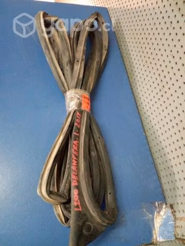 Goma contorno pta del izq Mitsubishi L