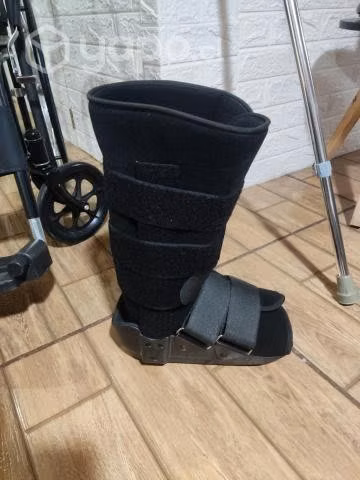 silla de ruedas,bota, bastón