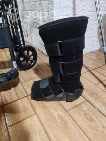 silla de ruedas,bota, bastón