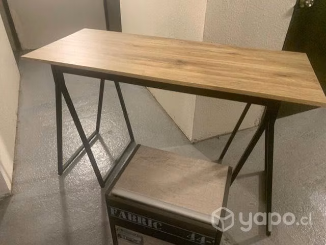 Escritorio y mesa pequeña