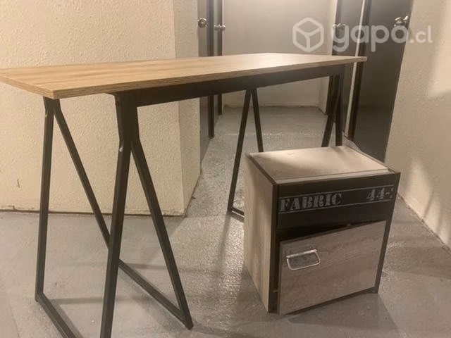 Escritorio y mesa pequeña - Imagen 2