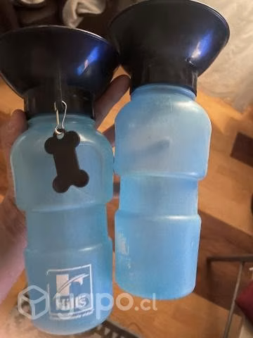 2 botellas con platos bebedores mascota