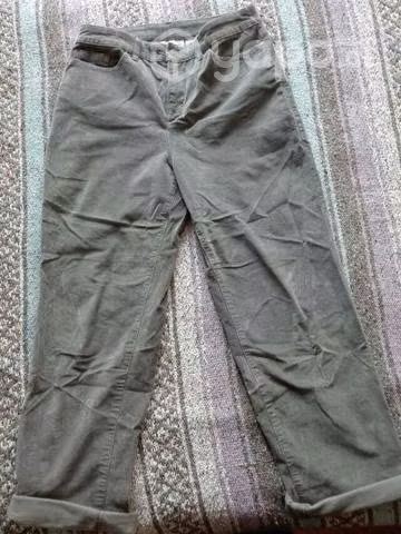 Pantalon de cotele gris.