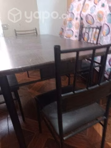 Comedor de madera y fierro con cinco sillas una es