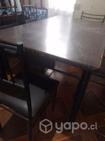 Comedor de madera y fierro con cinco sillas una es - Imagen 2
